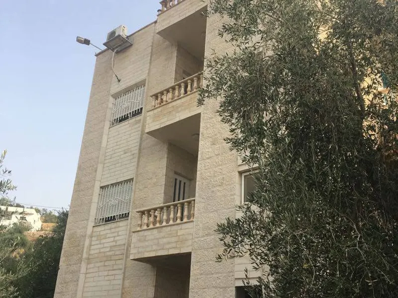 عماره للبيع للسكن والاستثمار في موقع هادئ ومميز