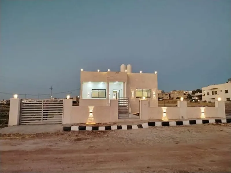 بيت مستقل مميز  واجهه حجر 185م و سور - اربد -سال
