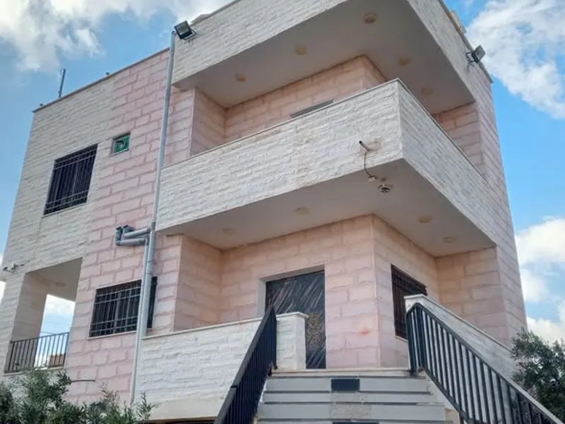 بيت مع مزرعه للبيع في منطقه القنيه طريق جرش