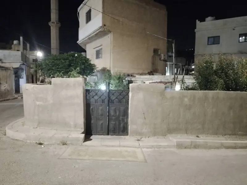 بيت للبيع اربع غرف ومستودع وموزع حوش