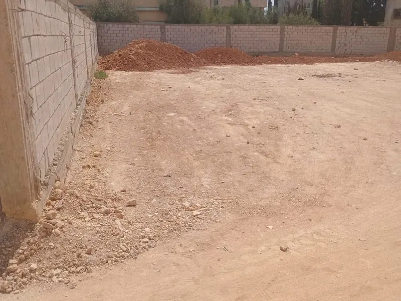 للبيع ارض في قلب الجبل الاخضربجانب مسجد